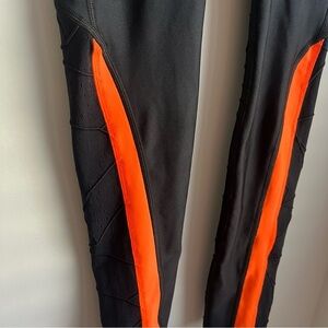 Under Armour HEATGEAR Compression Leggings w/ Cutout Details - Small